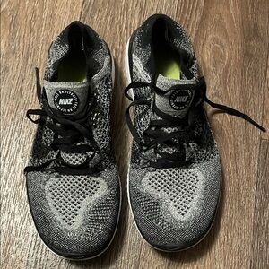 Nike Men's Black and Gray Athletic Shoes